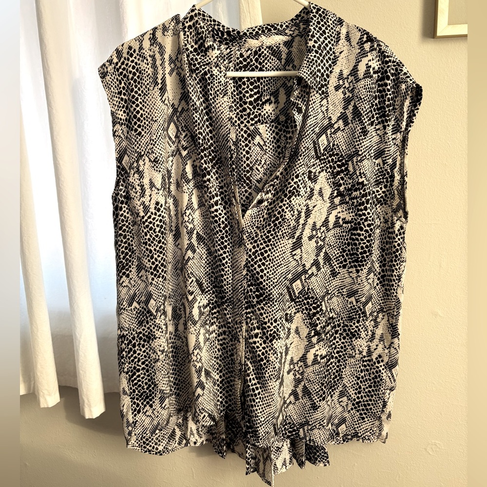 Black and White Snakeskin Print Sleeveless Button-down Blouse no tags fits 3X - Picture 1 of 4